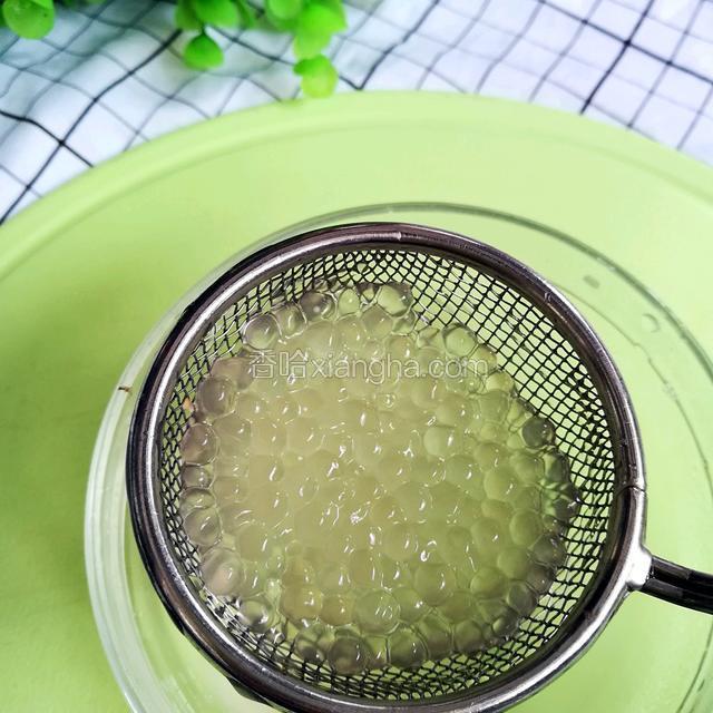 煮熟的西米捞出过凉白开