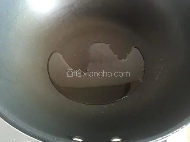 锅中倒入适量的油烧热。