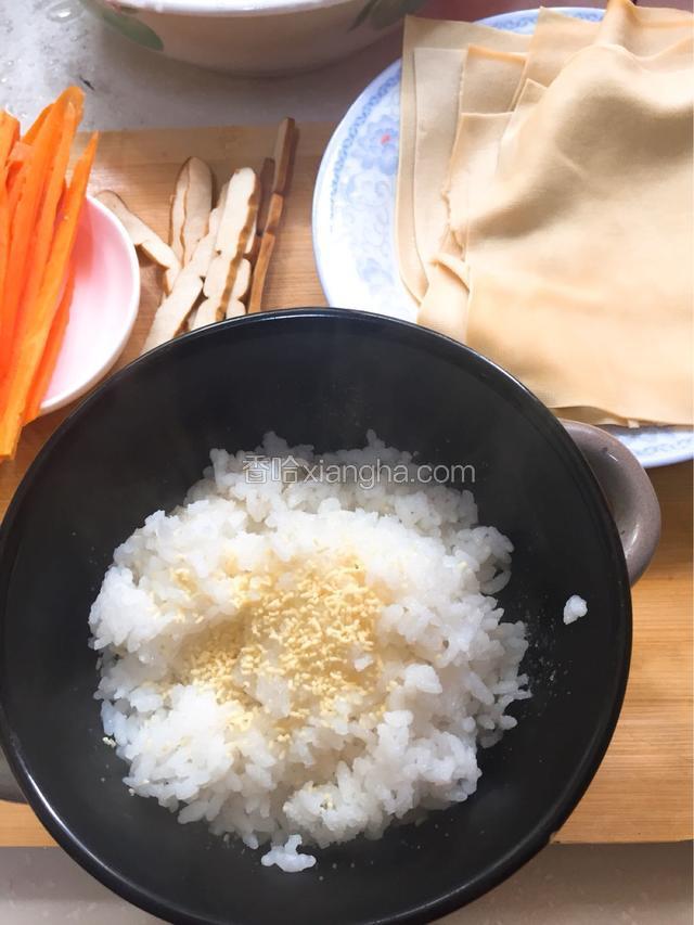 热米饭里加盐味精调味搅拌均匀备用