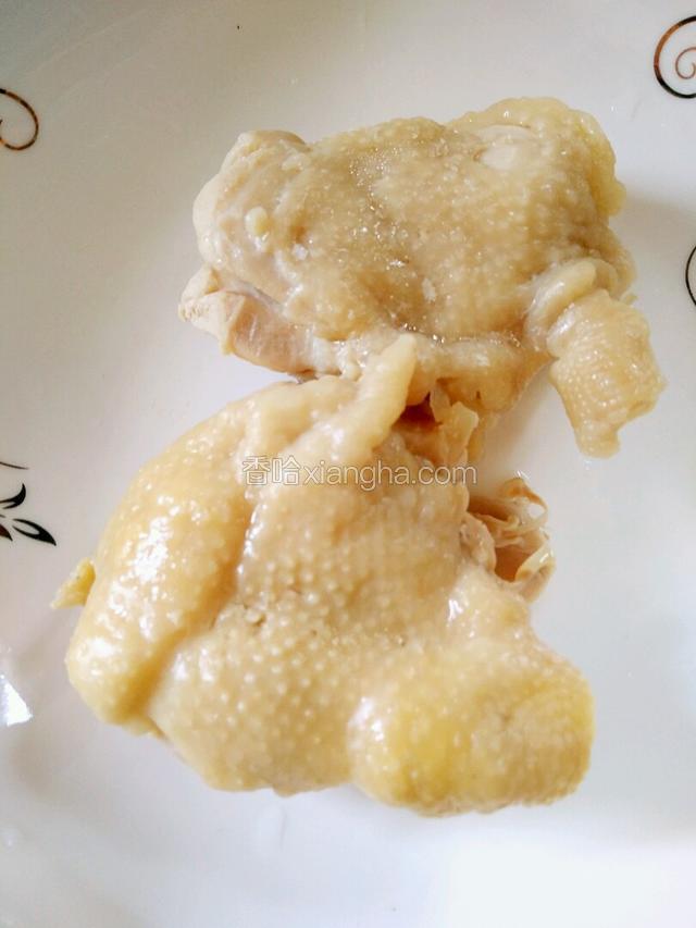 煮好的鸡腿肉捞出待用
