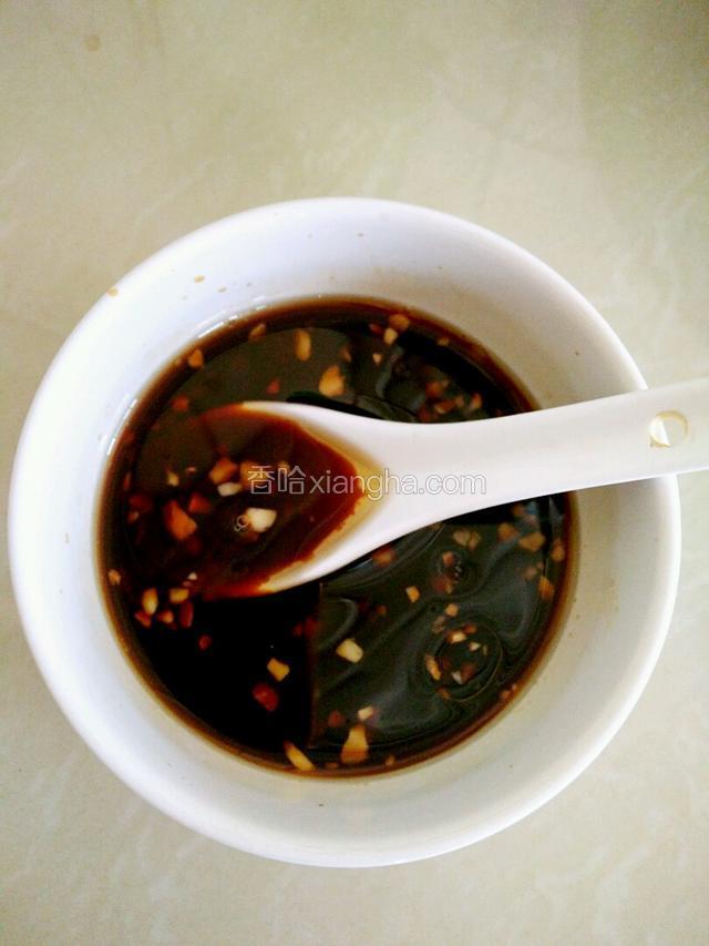 调味汁:倒入生抽、味极鲜、醋、盐、白糖、蒜末、芝麻油搅拌几次。