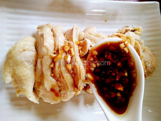 鸡腿肉切块摆放盘里，用匙子均匀淋浇到上面。