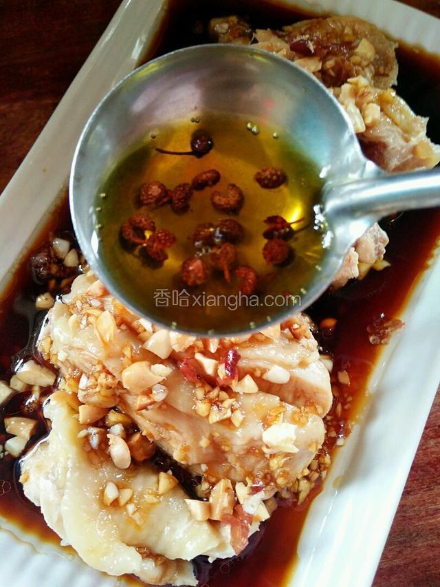 麻椒爆香将热油一起浇到鸡肉上