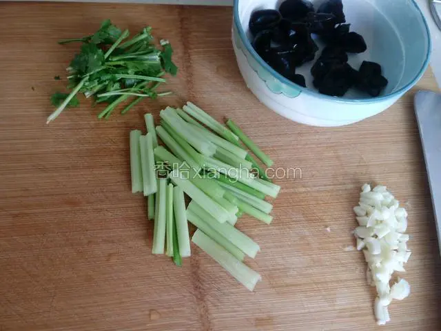 木耳泡好，芹菜切段。蒜切末，香菜切段。