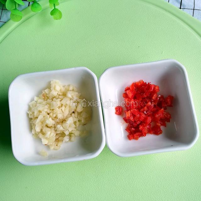 蒜瓣和辣椒剁成末