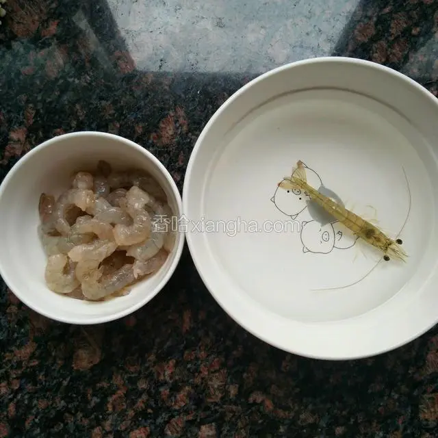 鲜虾去头去壳，去虾线