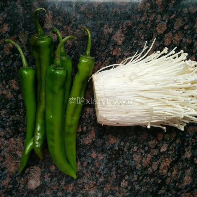准备青椒和金针菇