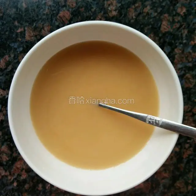 酱汁：一勺淀粉加半碗清水拌匀，再放入蚝油搅拌均匀备用