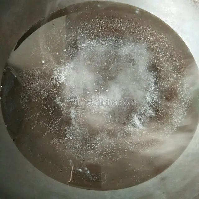 烧一锅水，水开放适量盐