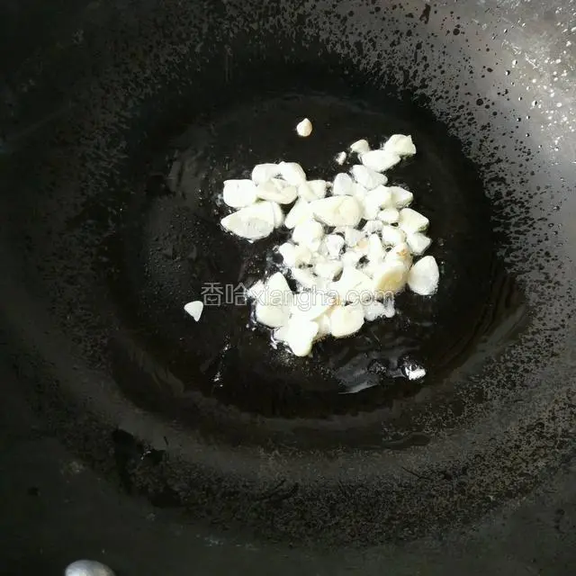 锅里热油，下入蒜片爆香