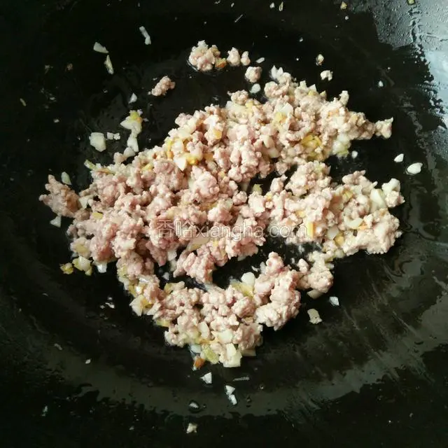 下入肉泥翻炒变色