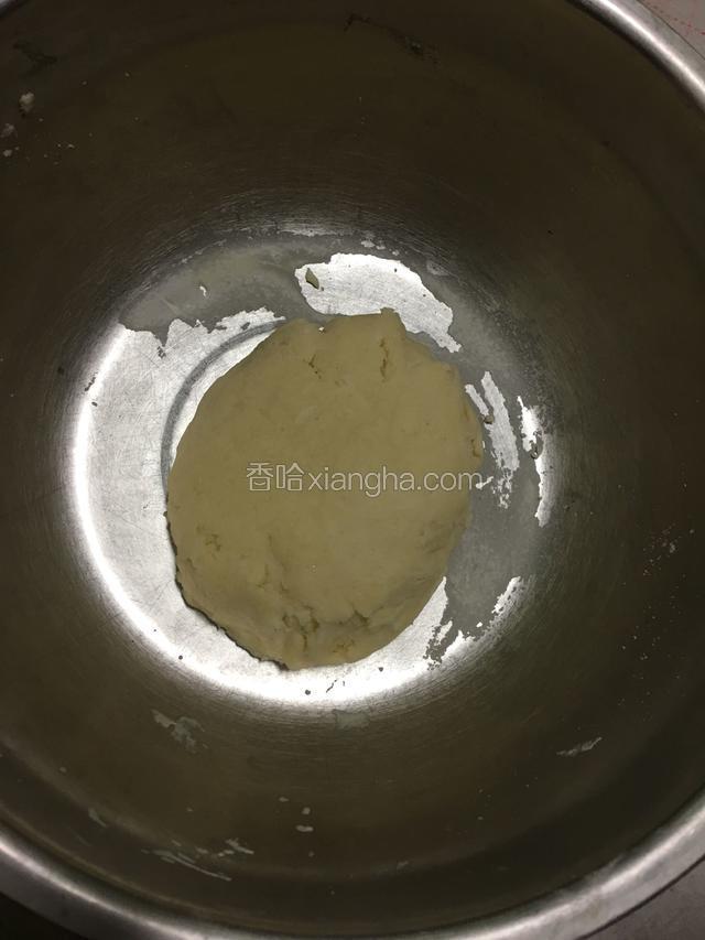 慢慢加水50ml 和成面团，放进冰箱醒30分钟