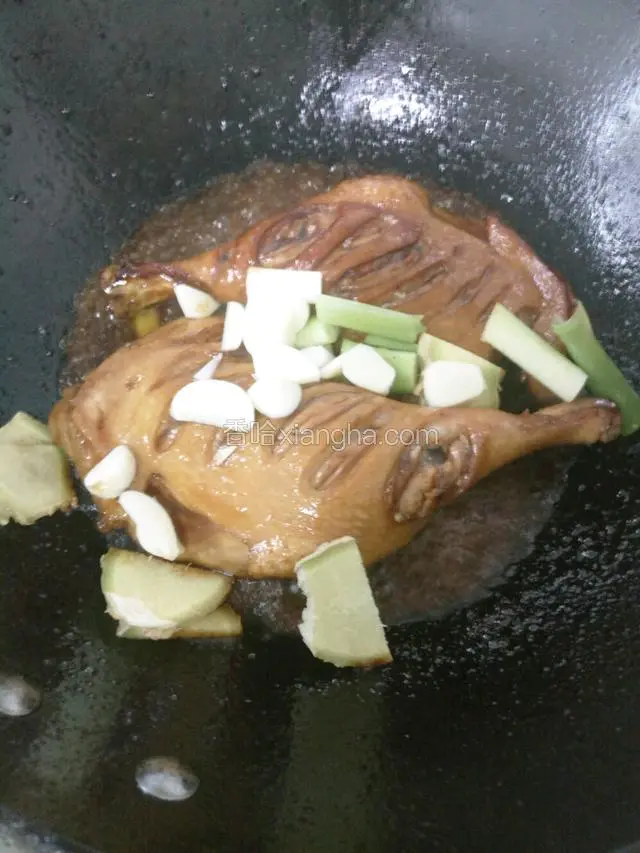 放入葱姜蒜，生抽，老抽，蚝油，料酒，十三香继续翻炒几下！