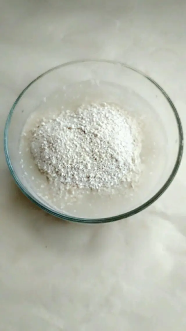 250克马蹄粉加250克清水搅拌至马蹄粉完全融化无粉粒状