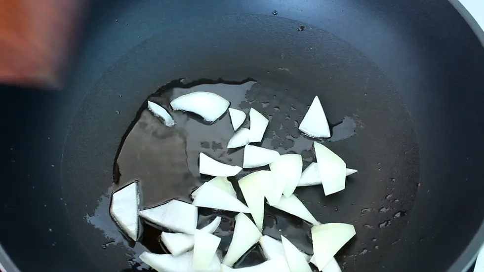 锅底留油放入洋葱炒出香味