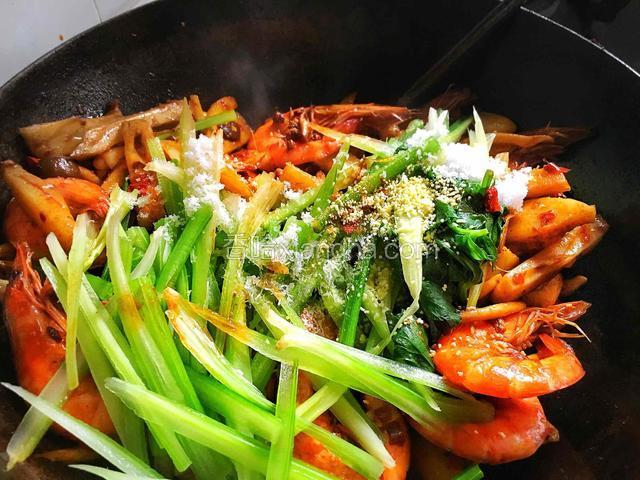 最后放入芹菜 盐 鸡精 味精 糖 

翻炒均匀后尝尝味道 觉得缺什么味道可以再补点调料 如：觉得不辣加干辣椒