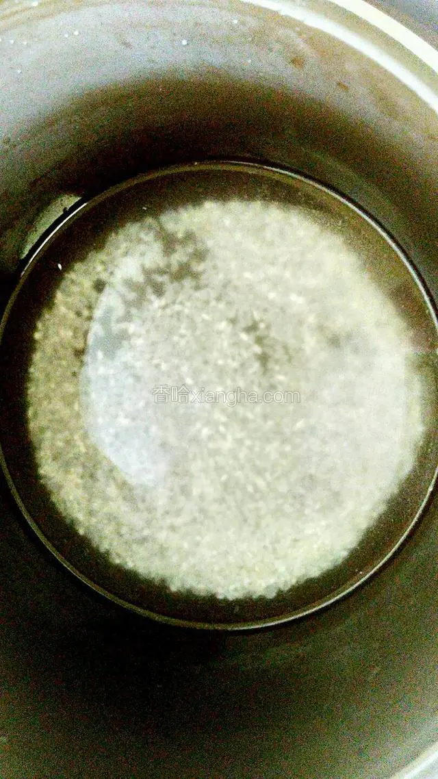  大米用清水洗净,加入适量的水放入压力锅里。