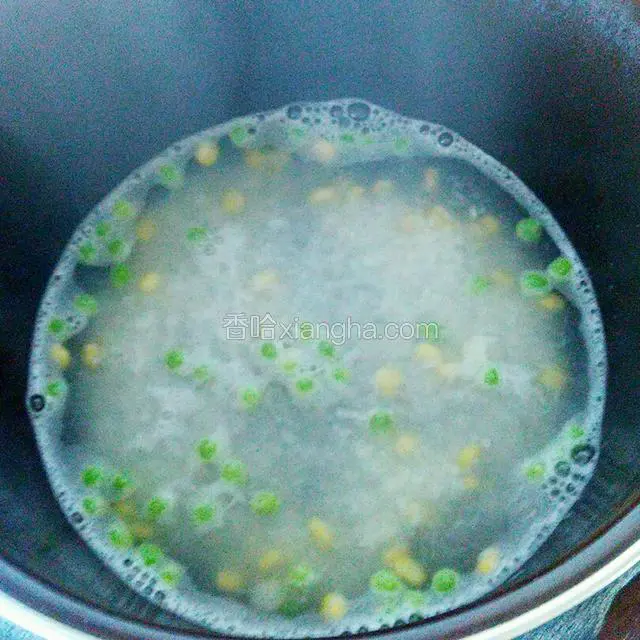 放入玉米和青豆