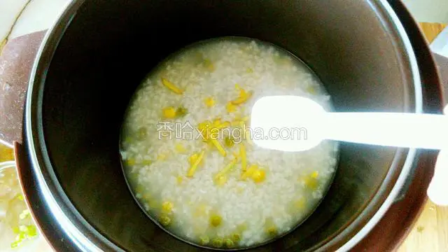 煮好的粥，放入盐，鸡精