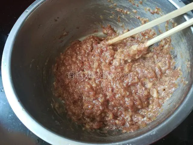用筷子搅拌上劲。