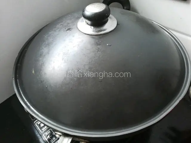 盖上锅盖，大火蒸15分钟，关火后等3分钟再开盖，这样包子不会因温度突变而回缩。
