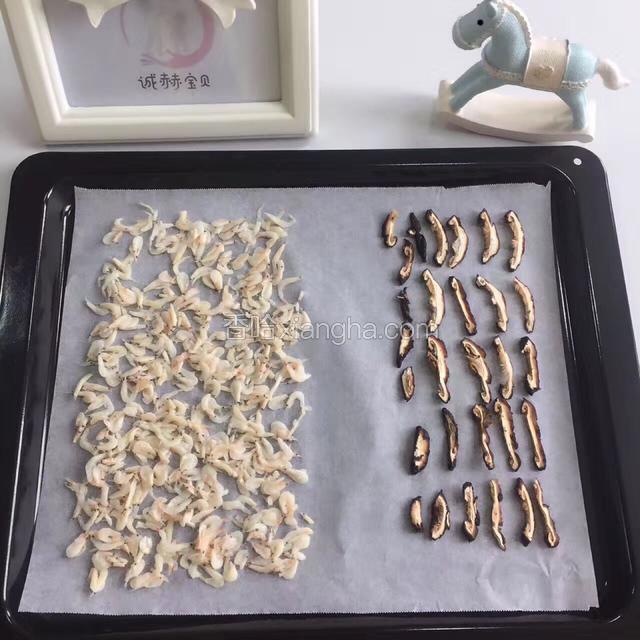 烤盘放上烘焙纸，把虾皮和香菇条均匀的码在上面