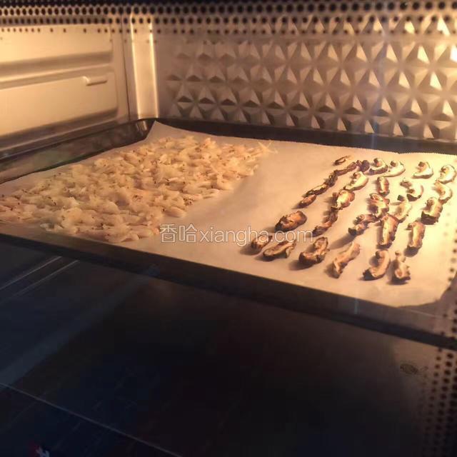 烤箱150度烤十分钟，虾皮就好了，烤至虾皮轻轻用手一搓就成粉末状（虾皮如果水份较多，烤的时间就要久些）
香菇需要烤就一些，取出虾皮后继续烤3分钟左右（这个烘烤时间不能确定，要看食材是否变脆判断）香菇条能轻轻一掰就断了