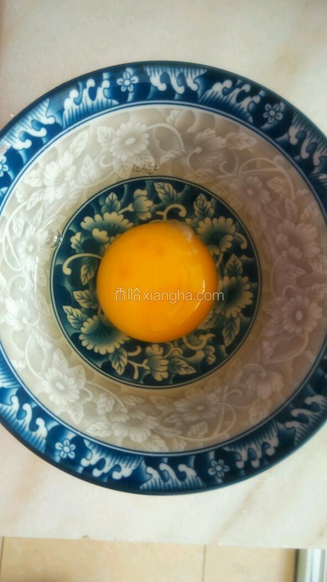 鸡蛋打入碗里