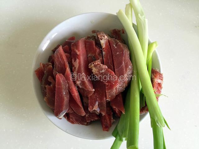 驴肉切条，大葱洗净。