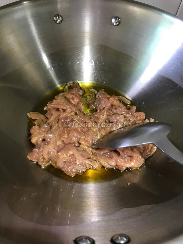 热锅冷油下肉丝划散。