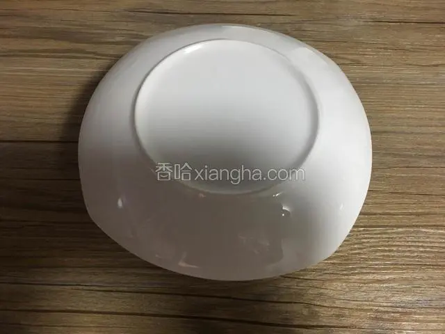 盘子倒扣在南瓜碗上，再翻过来