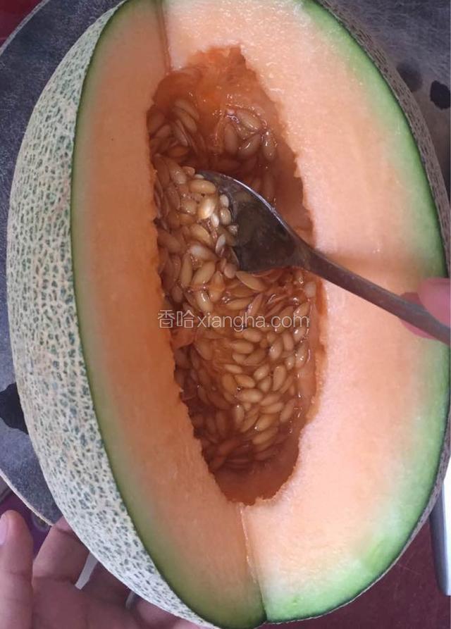 用汤匙挖松哈密瓜仔