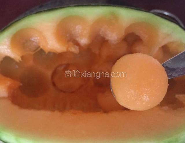 用挖球器将哈密瓜的果肉挖成小球备用