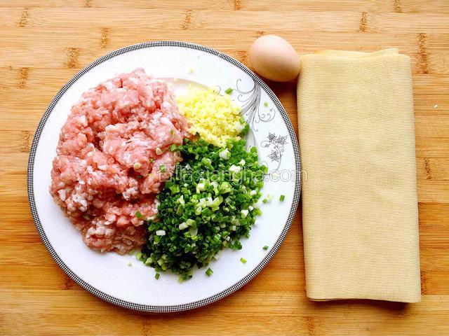 备好食材：豆皮、鸡蛋、肉剁成肉泥，葱切花姜切末