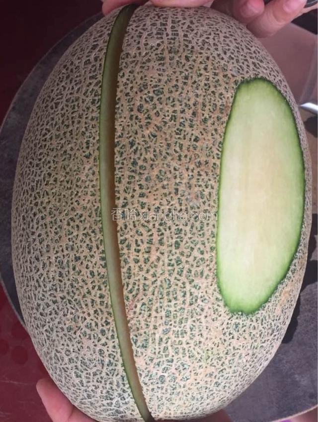 在底部削去外皮，以免摆放时随意滚动