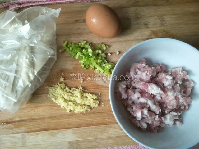 准备好食材，猪肉剁成肉糜