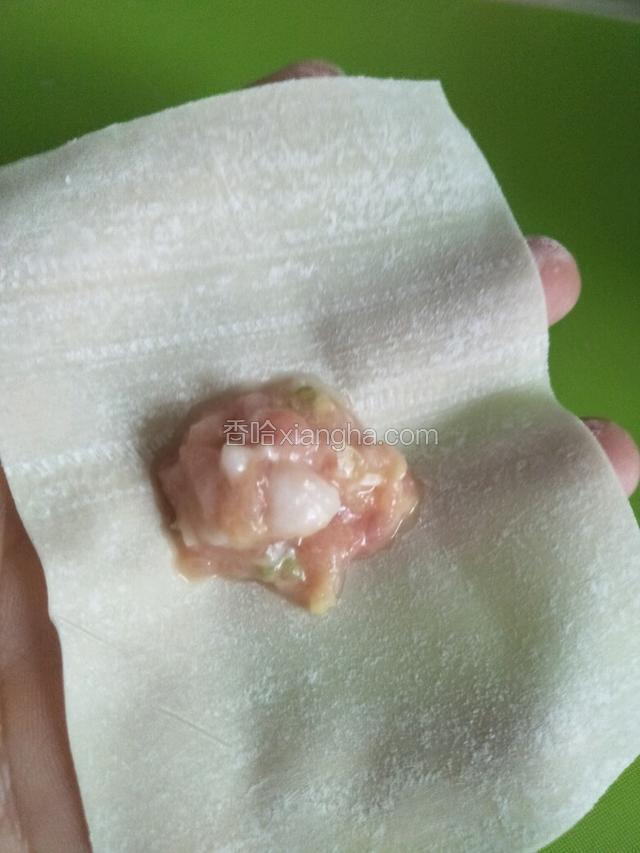 取一张馄饨皮放入肉馅