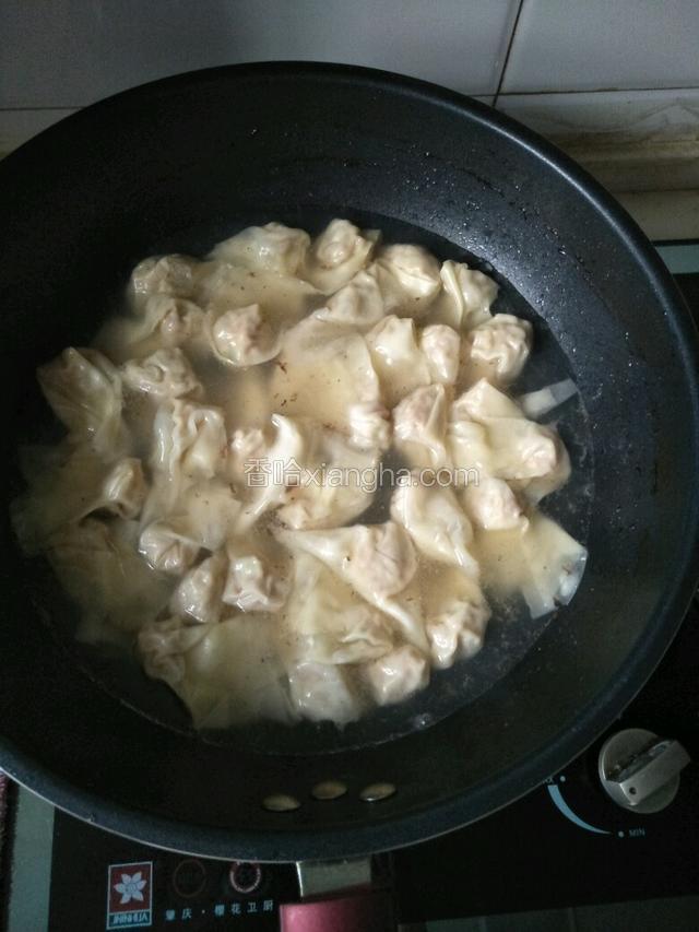 煮熟的馄饨