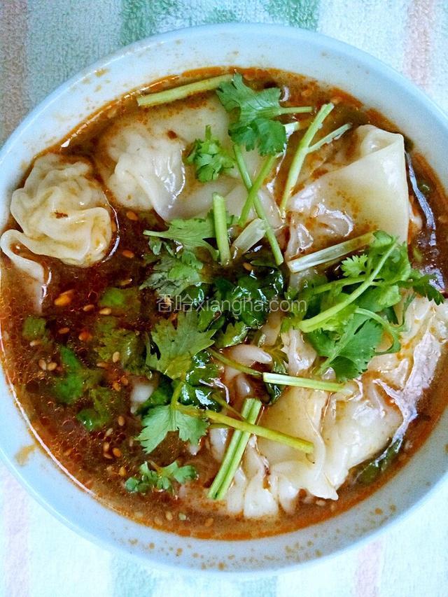 加盐，醋，辣椒油，熟芝麻拌均匀即可
