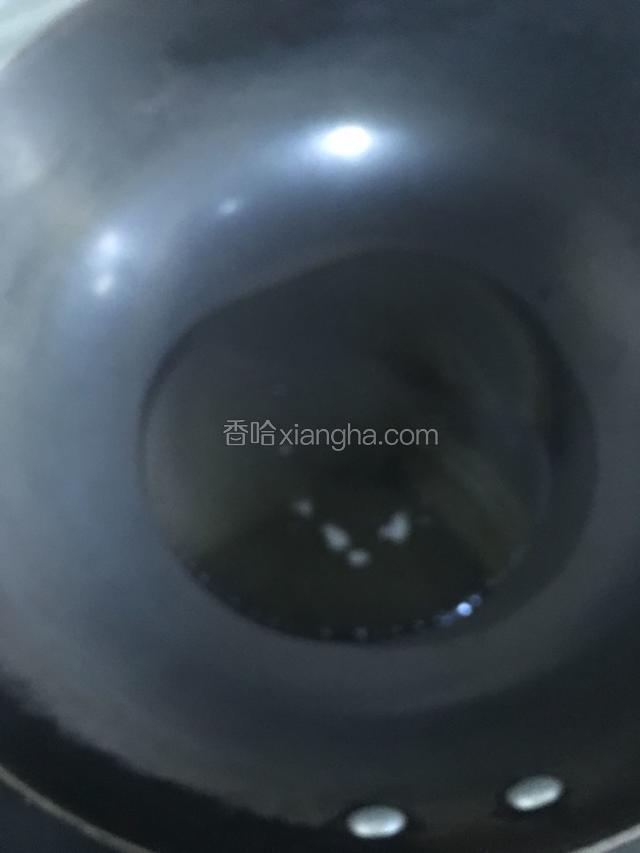 热锅放入适量的食用油。