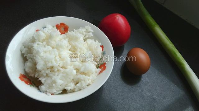 主料集合，西红柿洗净，葱切少许葱花。