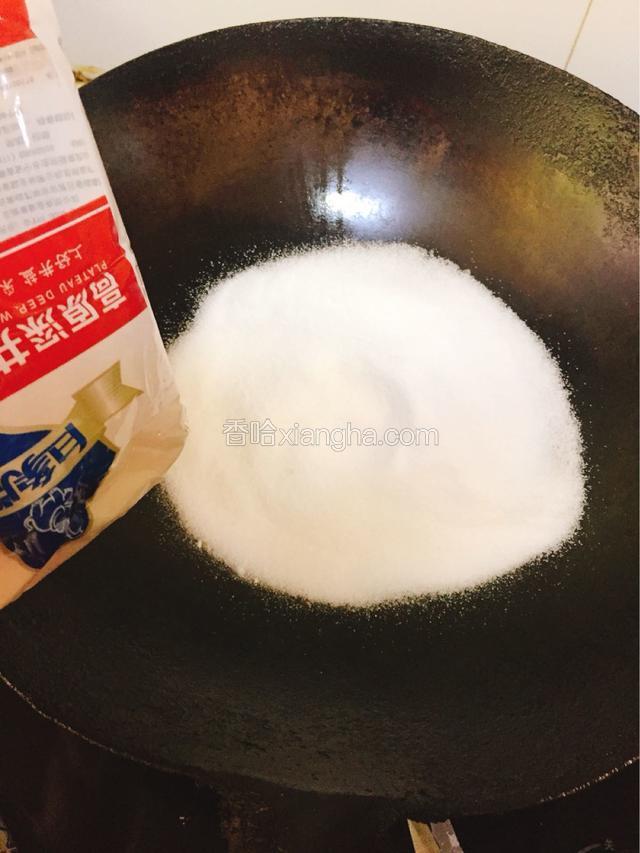 用普通装的细盐一袋铺满整个锅底，散开一点，可以铺满所有虾的位置就可以