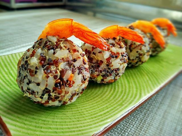 香菇虾仁三色藜麦饭团