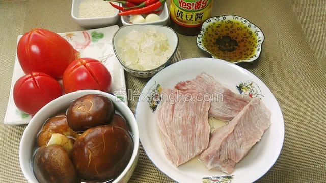 准备食材，牛肉提前泡出血水（中间要换一次水）香菇提前用淡盐水浸泡