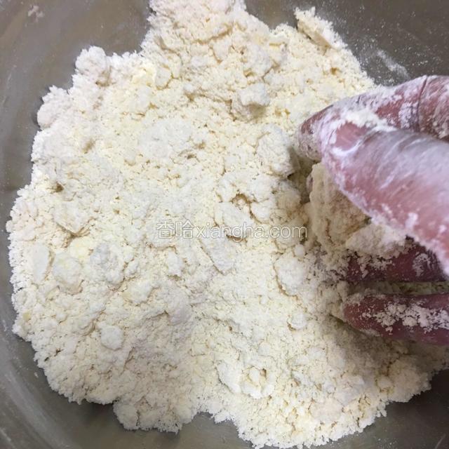 把低筋面粉和高筋面粉糖和少量盐加上50克黄油一起抓匀