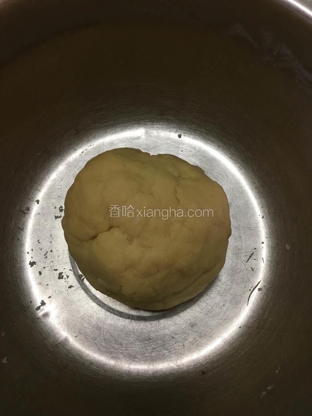 加60ml水揉成面团，在冷藏室里醒30分钟