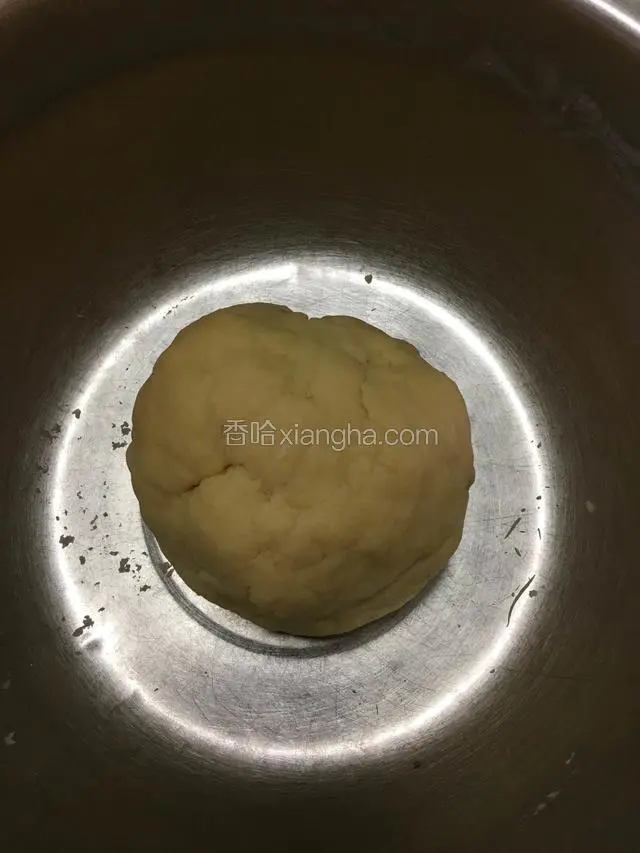 加60ml水揉成面团，在冷藏室里醒30分钟