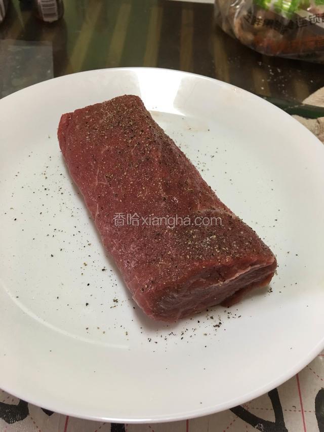 这个时候把菲力用海盐现磨黑胡椒腌制一下，摔打几下，给菲力做个按摩