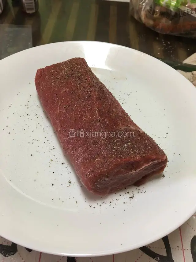 这个时候把菲力用海盐现磨黑胡椒腌制一下，摔打几下，给菲力做个按摩