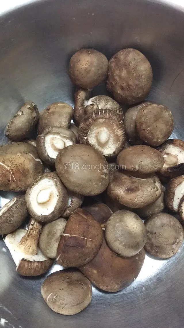 把蘑菇洗净